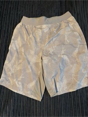 Lululemon Men's Grey Performance Shorts Size Medium